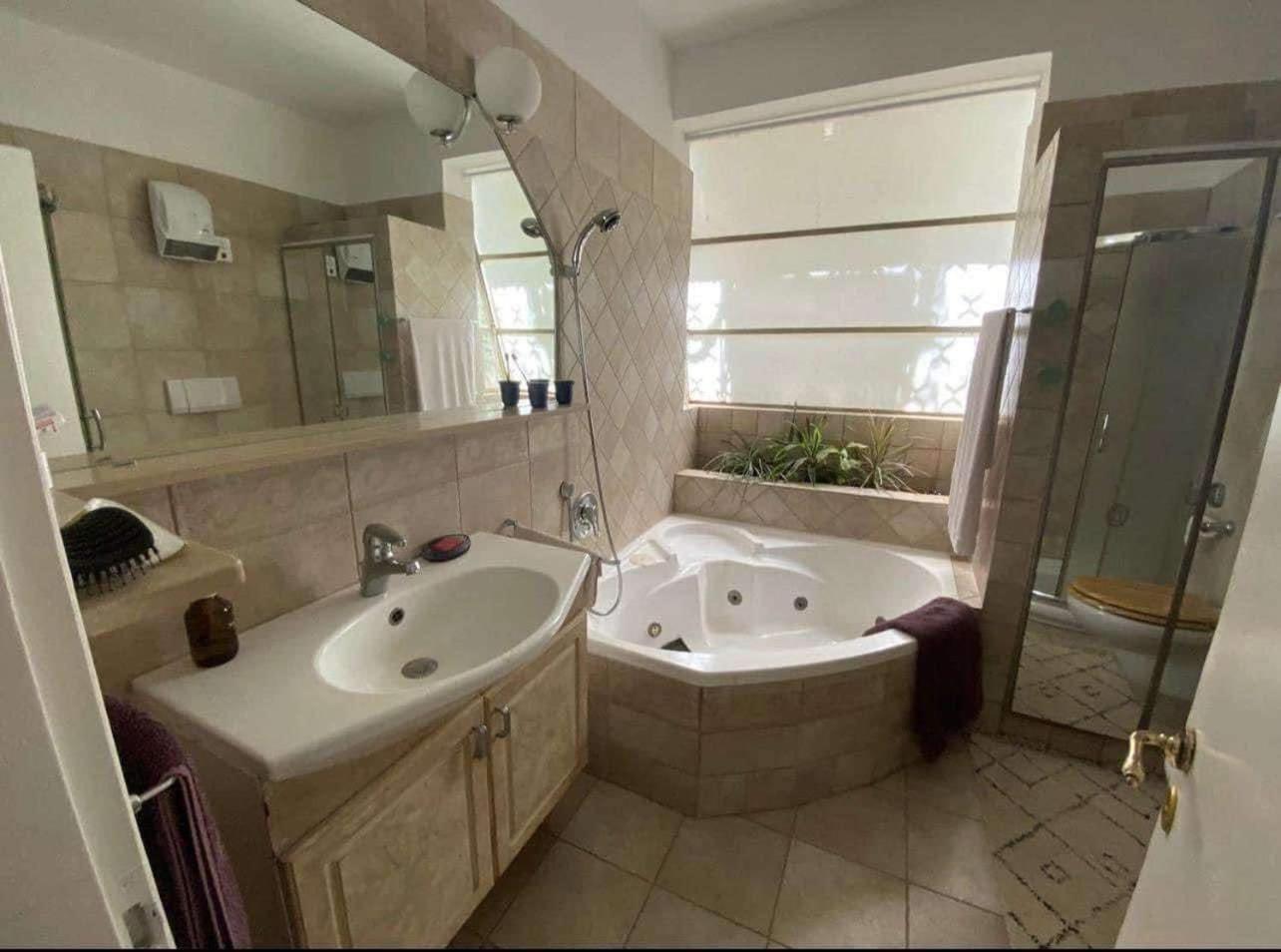 Spacious 2-bedroom Steps From Gordon In Tel Aviv-yafo