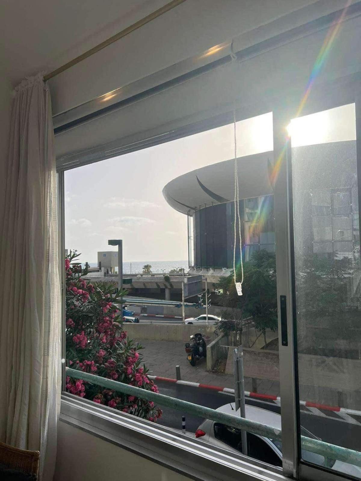 Spacious 2-bedroom Steps From Gordon In Tel Aviv-yafo